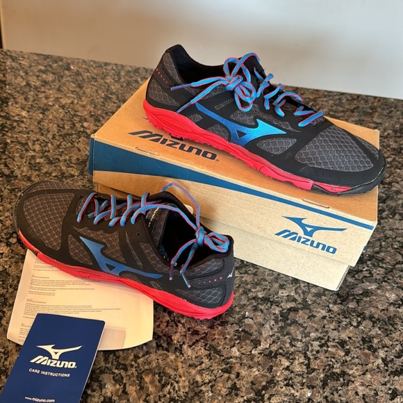 Mizuno wave evo ferus NIB 9.5 - Picture 2 of 9